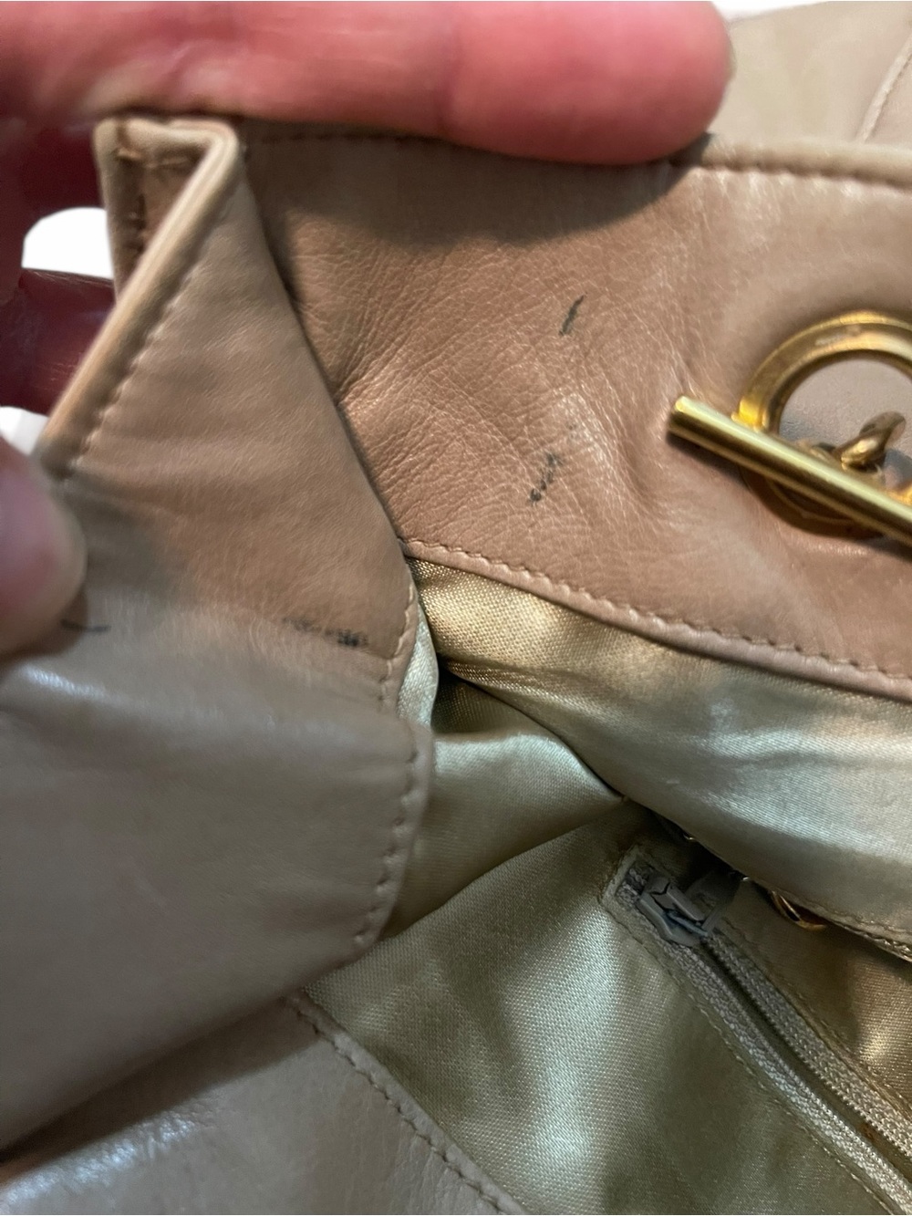 CHANEL Beige Leather Shoulder Bag with Interlocking CC - Picture 6 of 12